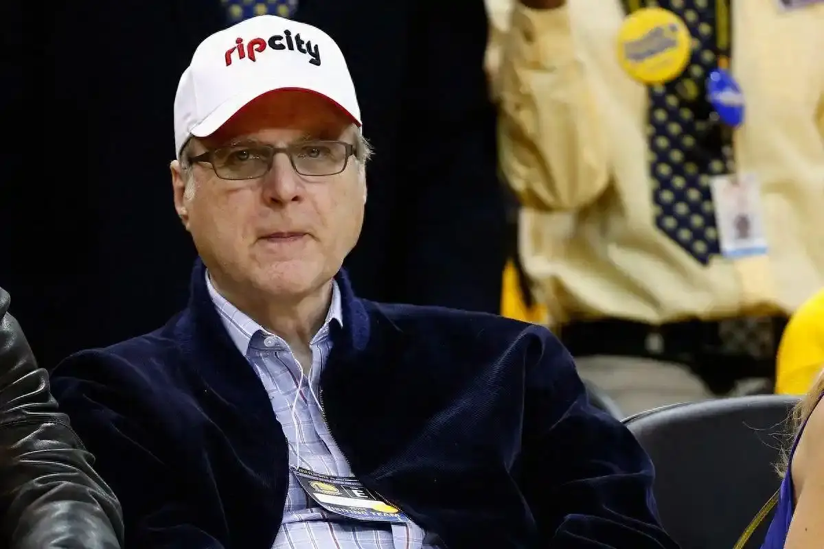 创始人之一, 可他对亚裔