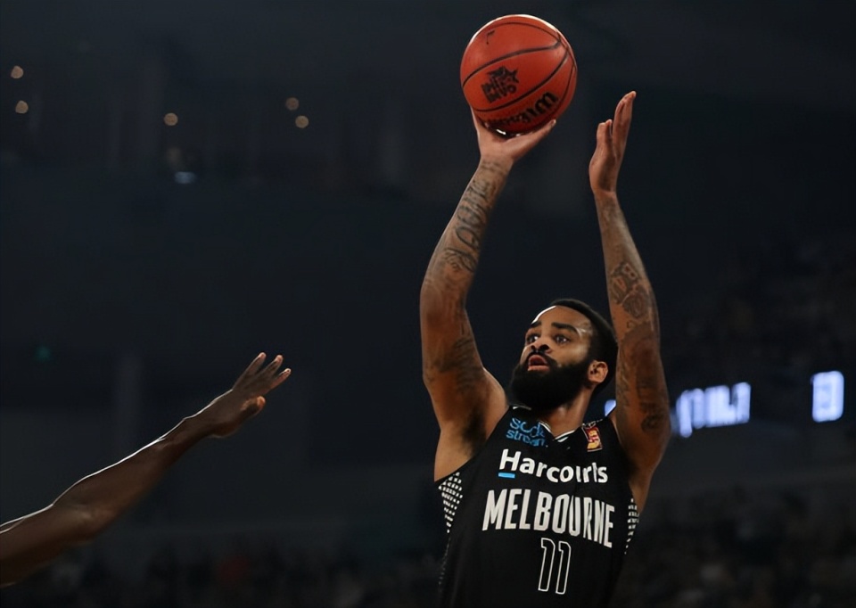 如前了, 宣布, 两端的表现